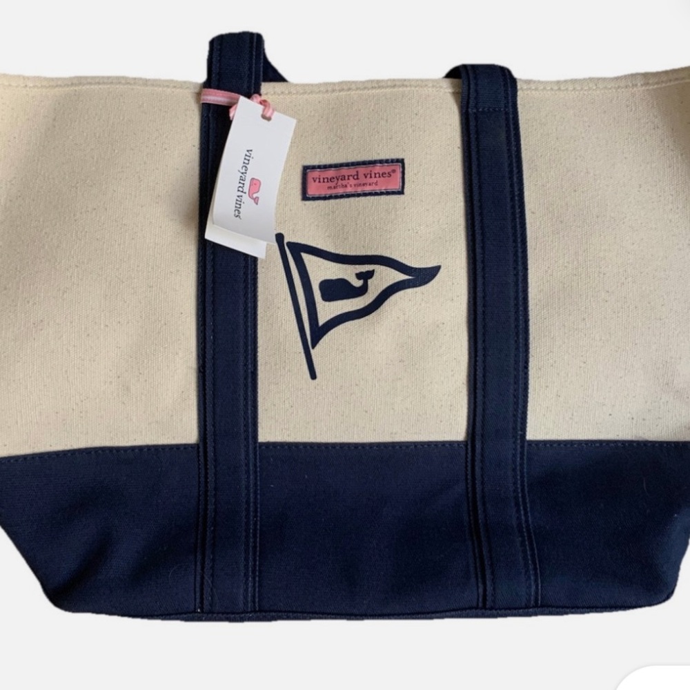 Vineyard Vines Cream and Blue Travel Tote Bag for Stylish Journeys